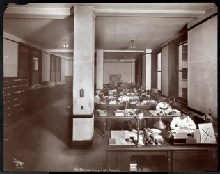 Frauen arbeiten in einem Büro der Metropolitan Life Insurance Co. an der 23rd Street und Madison Avenue, New York, 1907